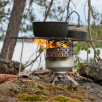 Ulkona keitellessä keittotasosta on myös hyötyä: kun tuuli vie liekkejä sivuun, voi kattilan siirtää tasolla kuumimpaan paikkaan. Ja samoille tulille mahtuu yhtä aikaa soppakattila ja jälkiruokakahvit... 